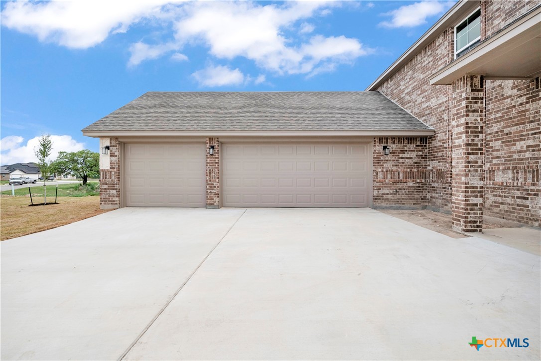 215 Overlook Trail Copperas Cove, TX 76522 - Photo 4 of 36 a view of a garage