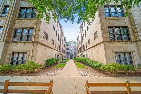 $1,895 | 631 West Roscoe Street, Unit M1, Chicago, IL 60657