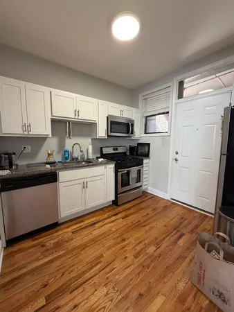 $1,895 | 631 West Roscoe Street, Unit M1, Chicago, IL 60657