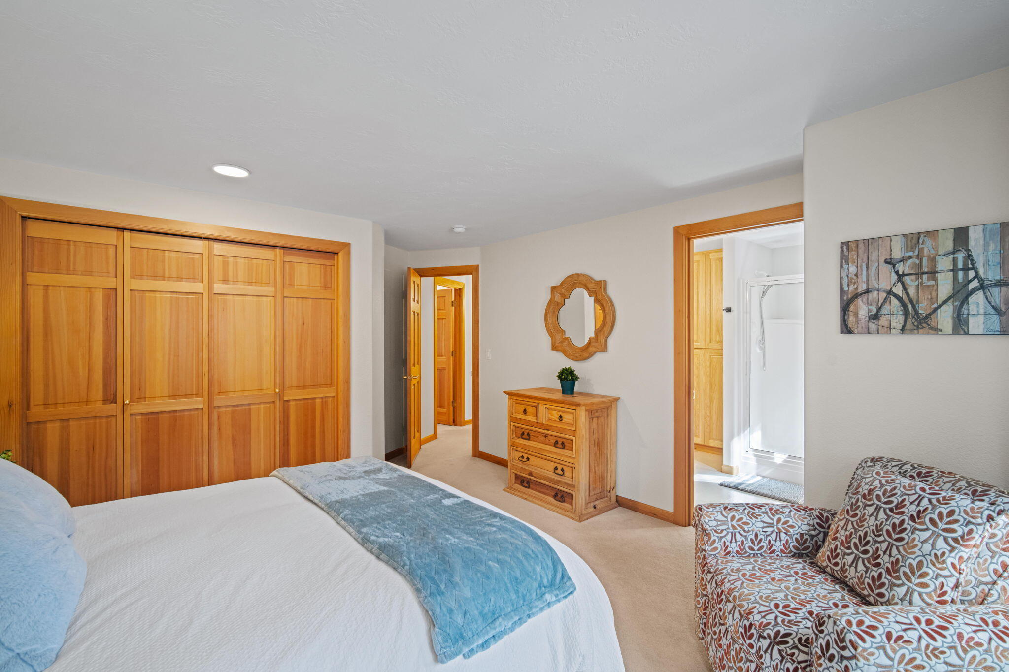 17948 Shadow Lane, Unit 7 Sunriver, OR 97707 - Photo 64 of 92 a bedroom with a bed and a window