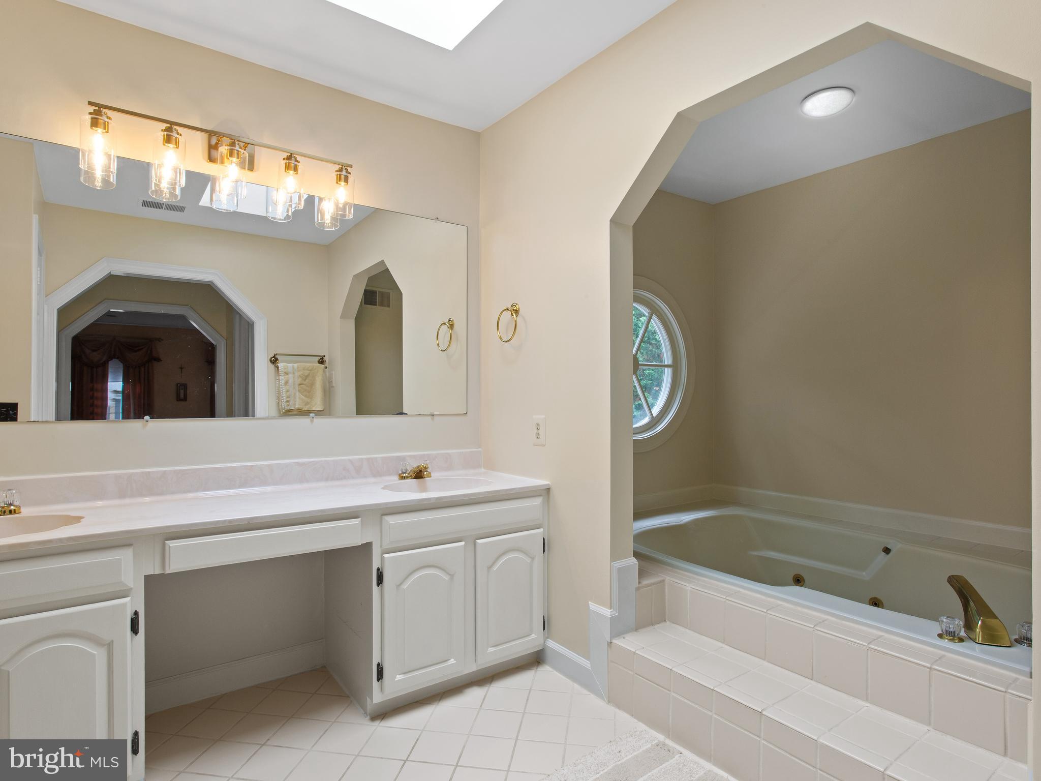 527 Post Oak Road Annapolis, MD 21401 - Photo 20 of 50 Luxurious soaking tub
