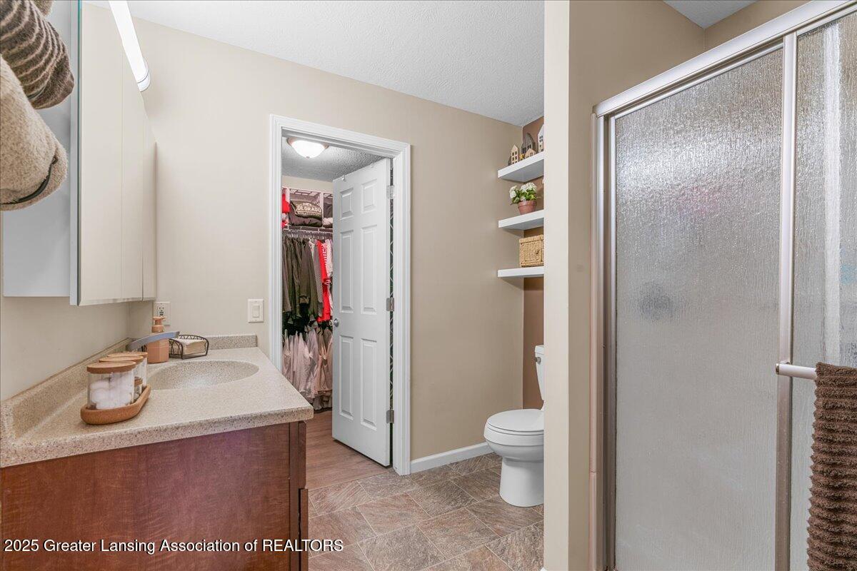 6923 Spring Tree Lane, Unit 143 Lansing, MI 48917 - Photo 23 of 49 Bathroom