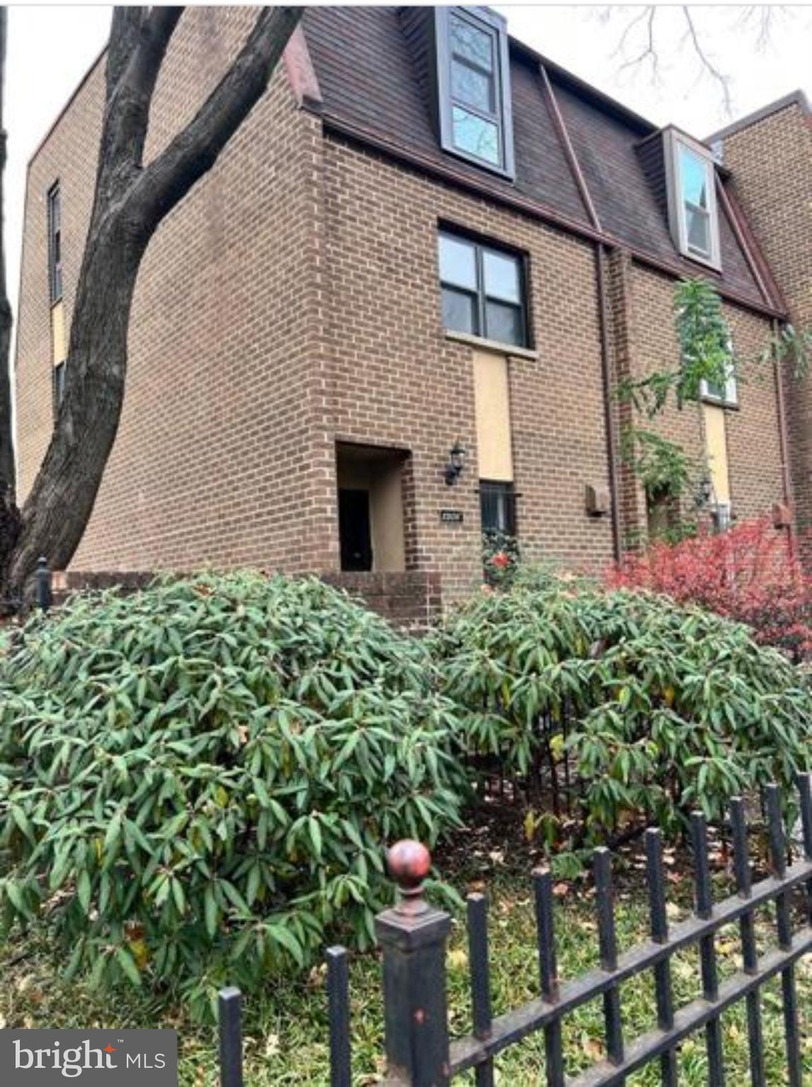 1206 11th Street Northwest Washington, DC 20005 - Photo 30 of 44 a backyard of a house with lots of green space