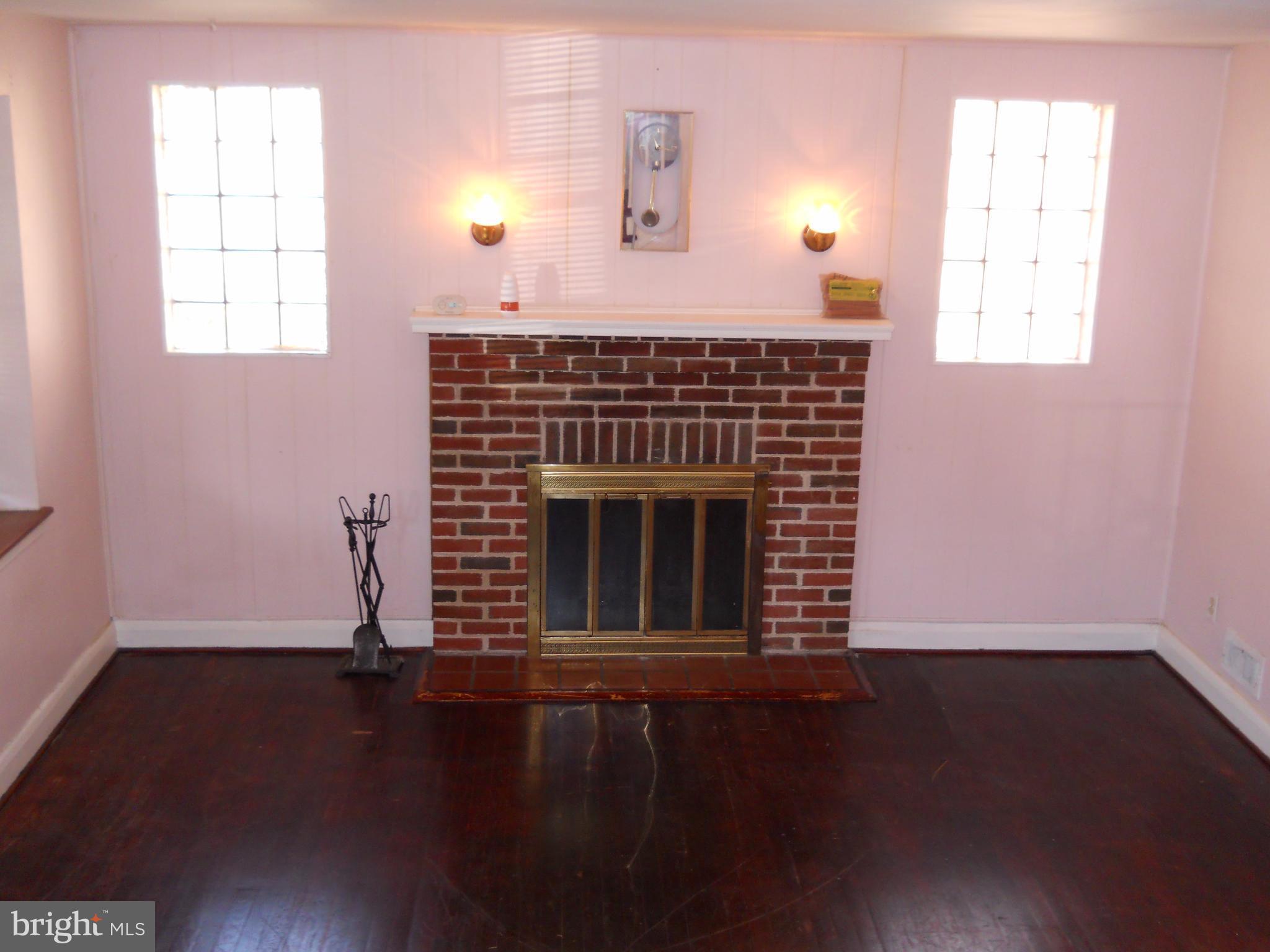5723 Edgepark Road Baltimore, MD 21239 - Photo 15 of 17 Living Room