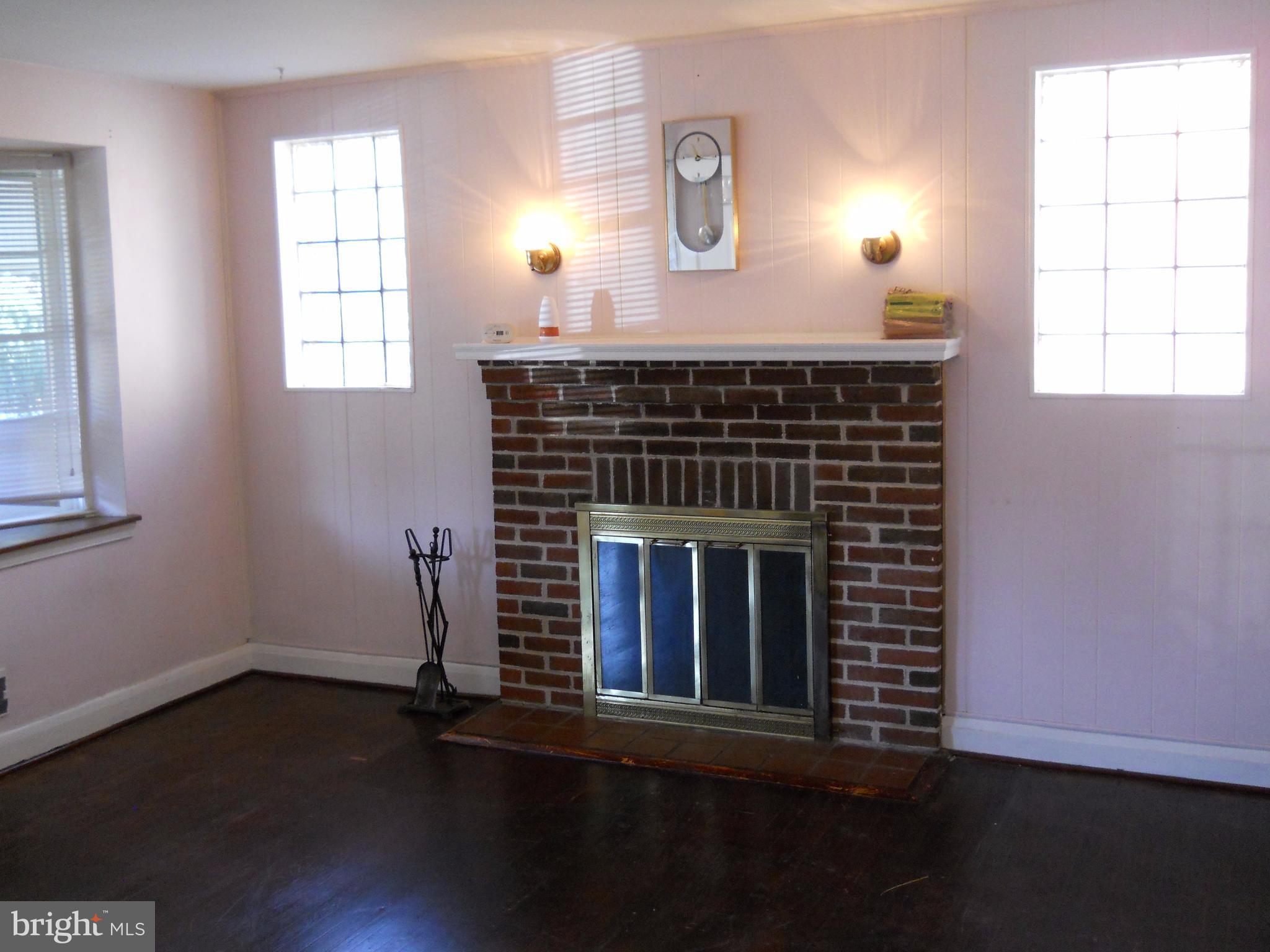 5723 Edgepark Road Baltimore, MD 21239 - Photo 8 of 17 Living Room