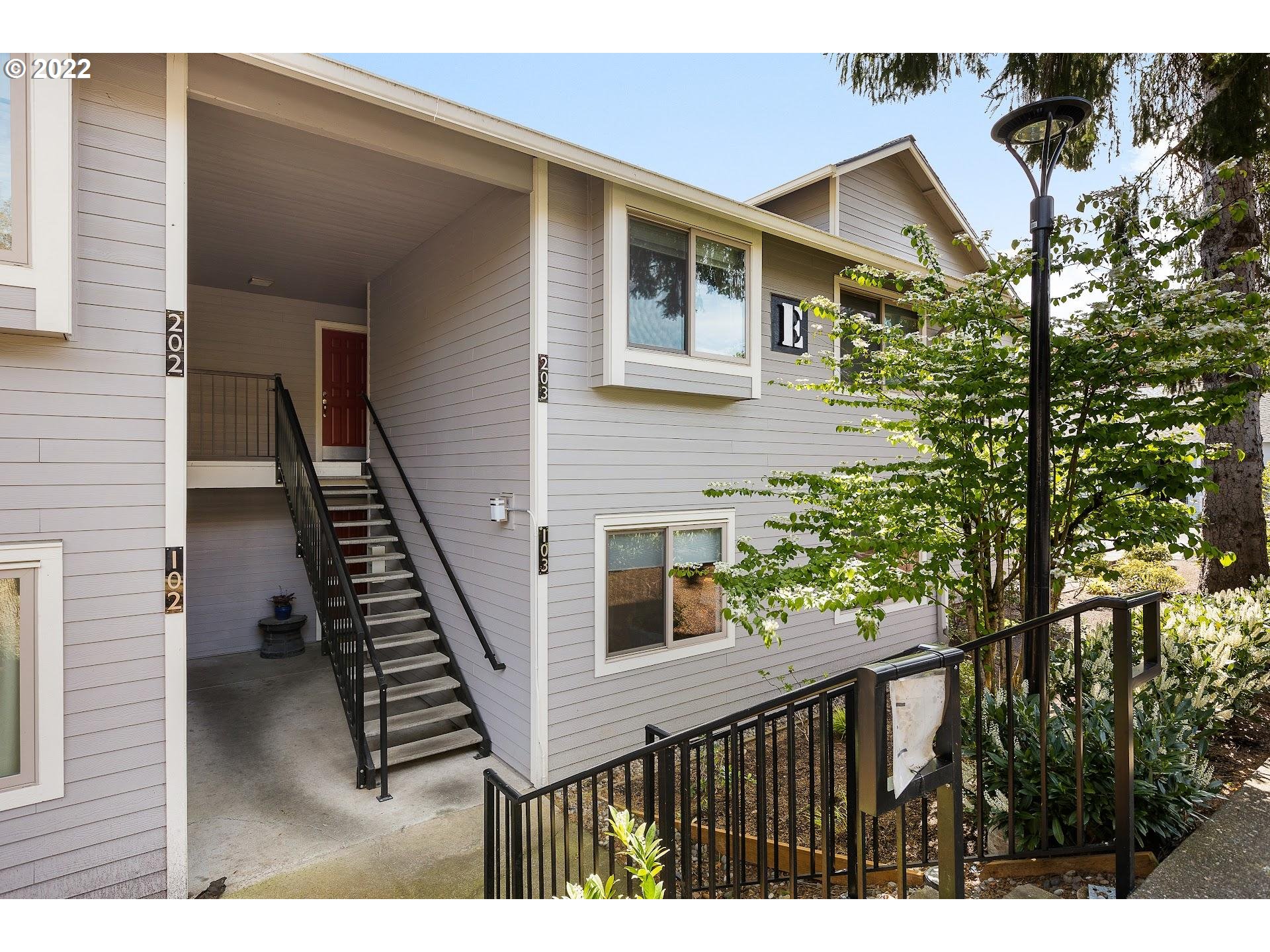 86 Kingsgate Road, Unit E 103 Lake Oswego, OR 97035 - Photo 1 of 29 Gallery Image 1