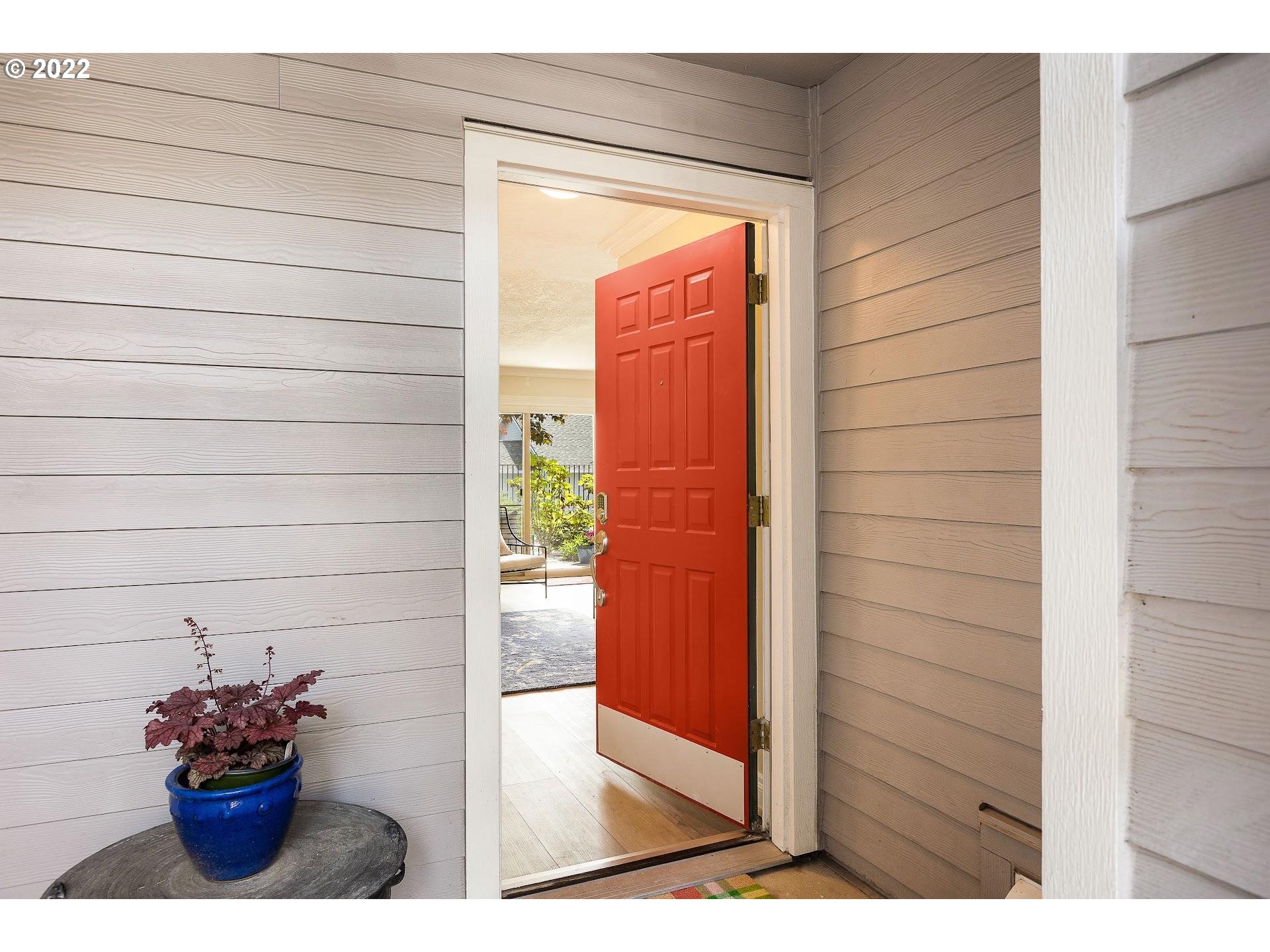 86 Kingsgate Road, Unit E 103 Lake Oswego, OR 97035 - Photo 3 of 29 Gallery Image 3