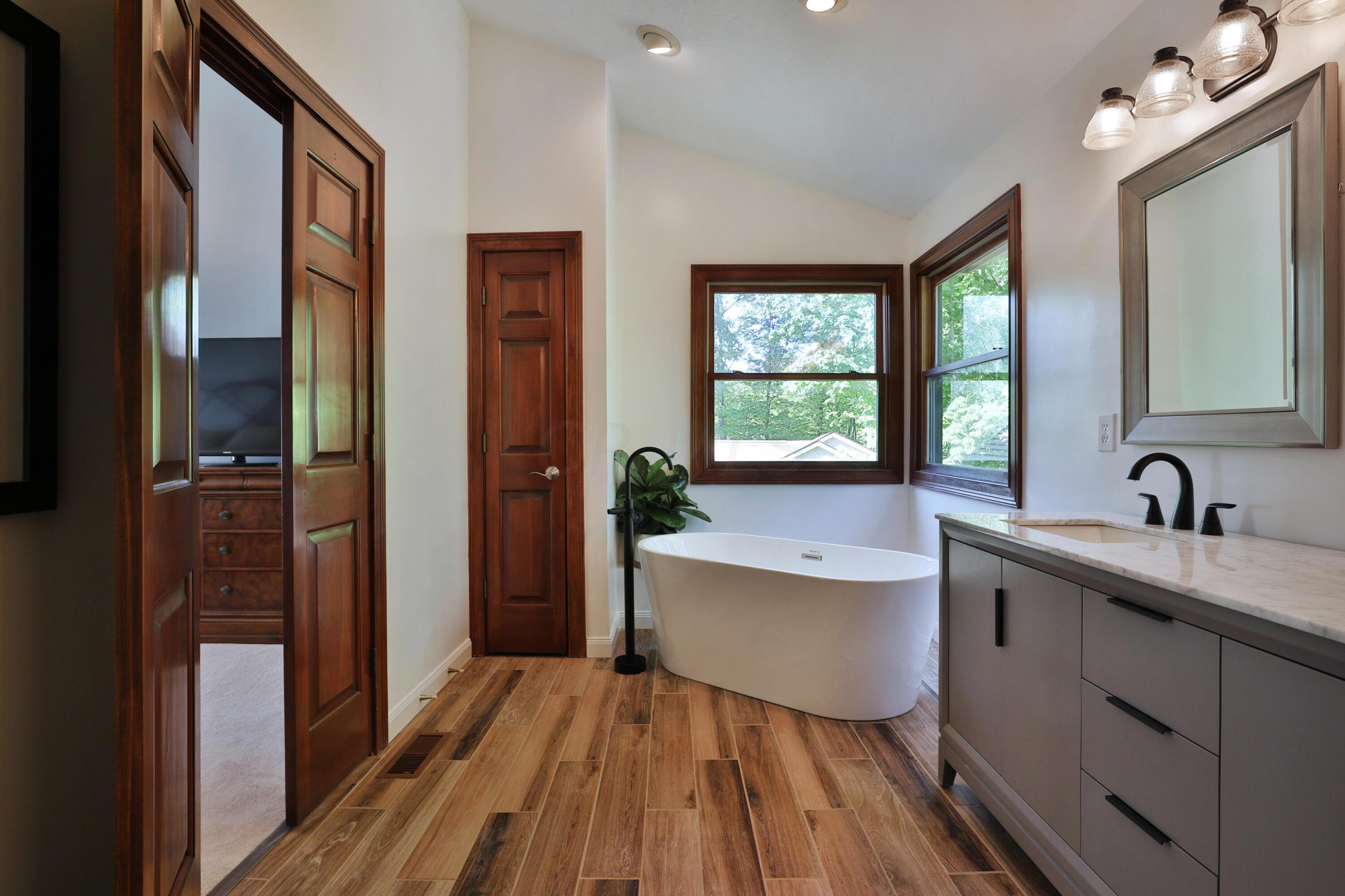 8133 Flint Road Columbus, OH 43235 - Photo 39 of 72 Primary Bath