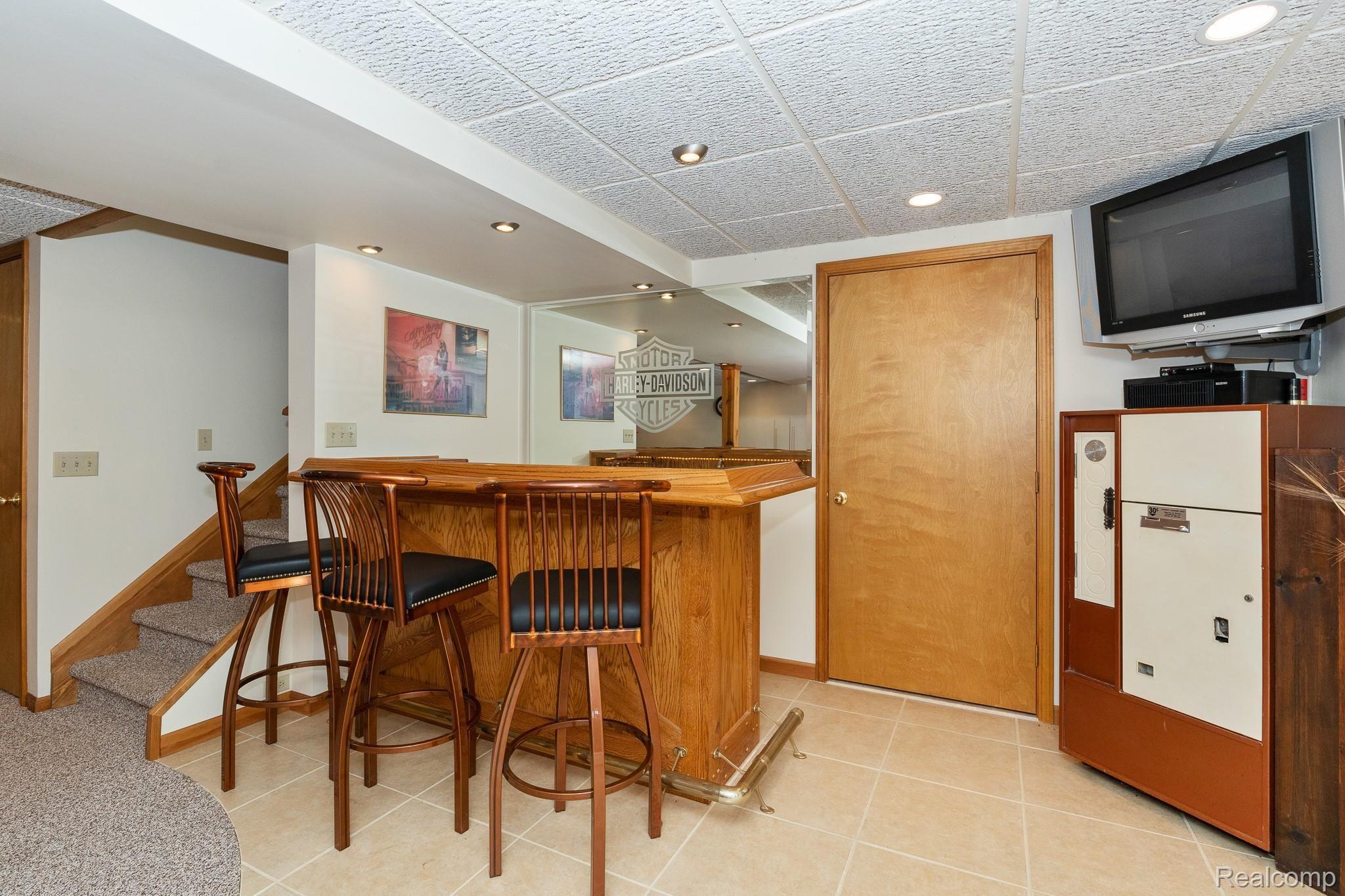 225 Brewer Road Leonard, MI 48367 - Photo 8 of 36 wetbar.jpg