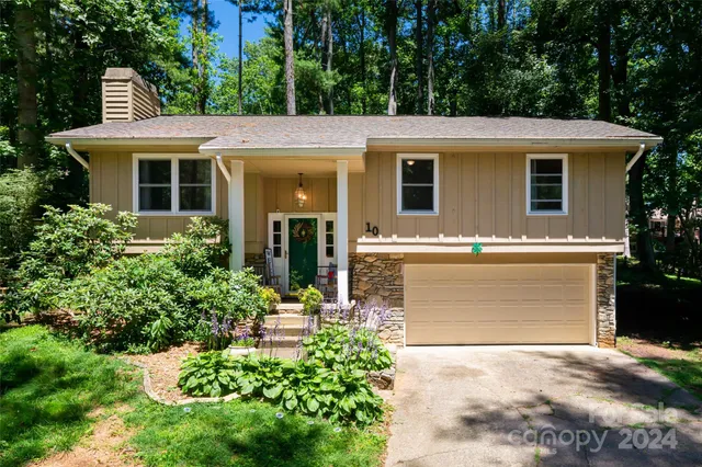 a view of a house with a yard and plants