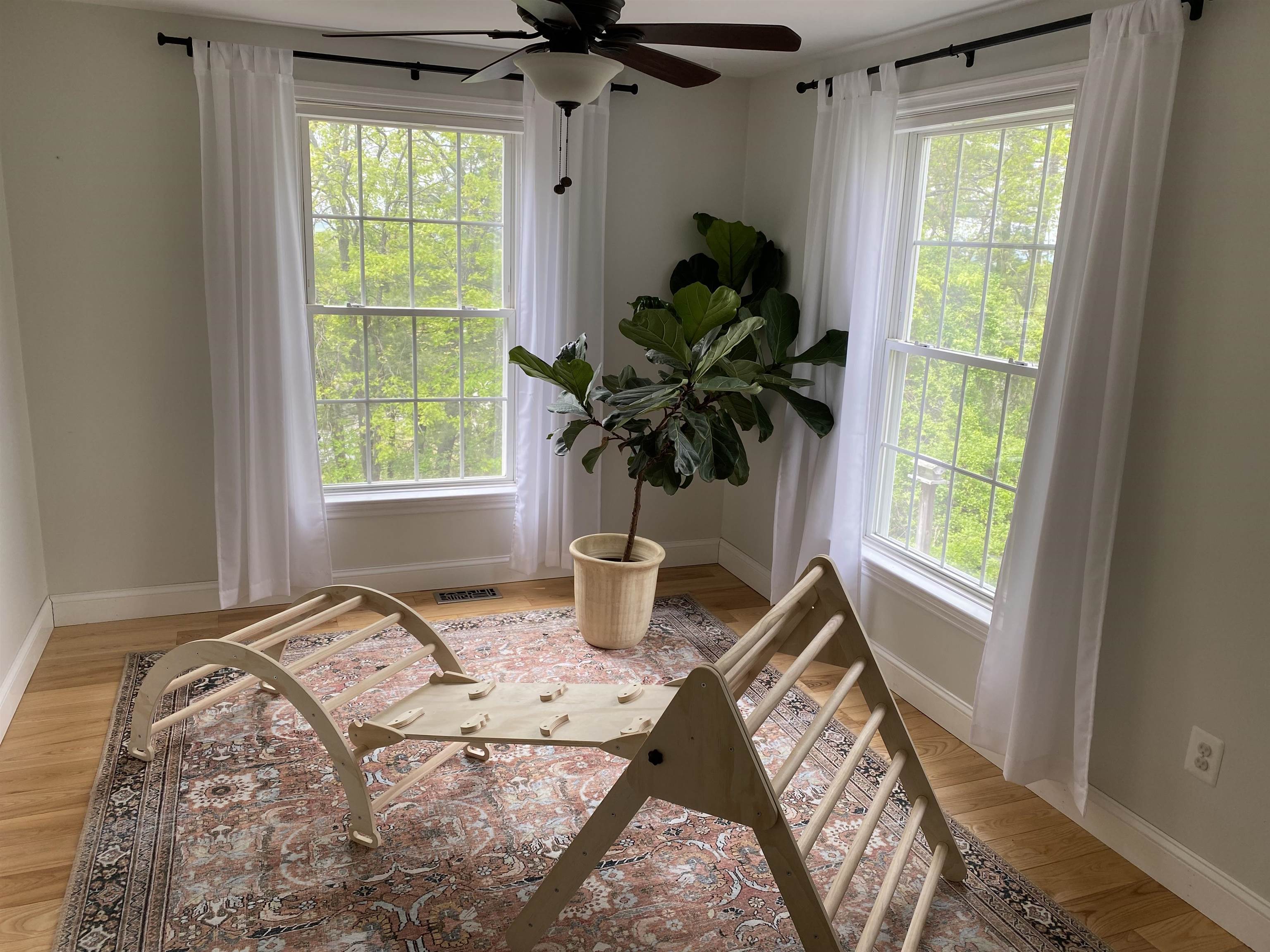 544 Wellington Hill Road Manchester, NH 03104 - Photo 3 of 20