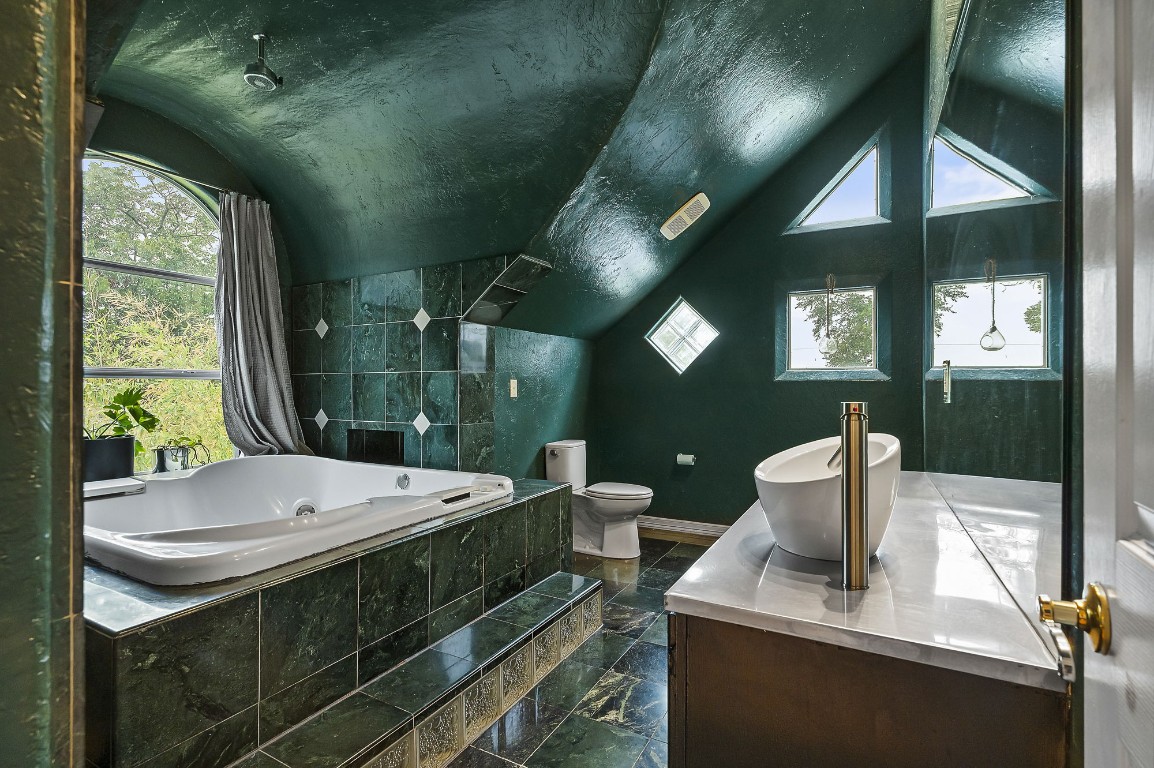 1007 East 8th Street Austin, TX 78702 - Photo 36 of 37 a bathroom with a sink a large mirror and a bathtub