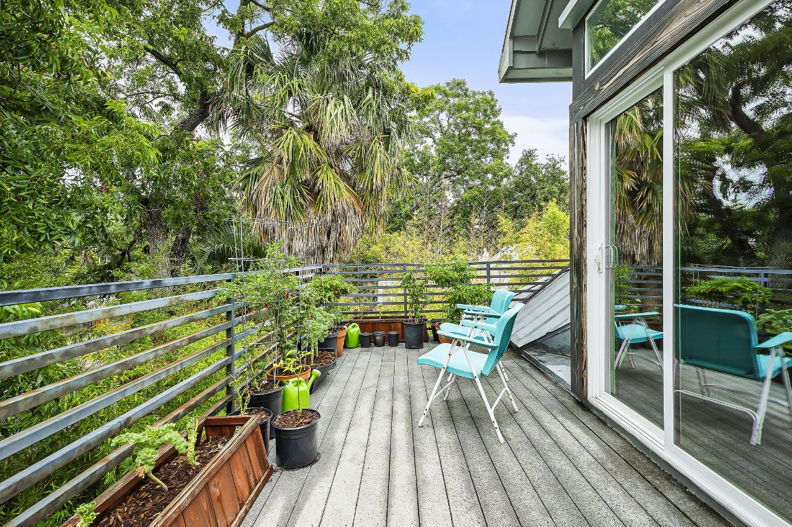 1007 East 8th Street Austin, TX 78702 - Photo 37 of 37 a view of balcony with chairs and wooden fence