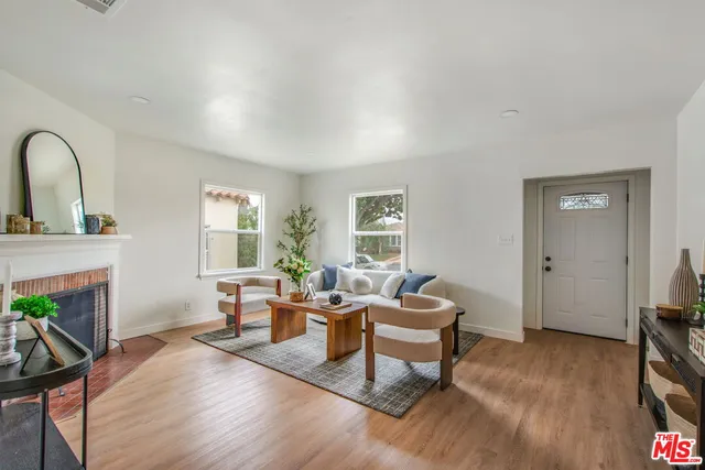 $1,100,000 | 4325 West 58th Place, Los Angeles, CA 90043