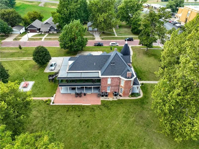 $600,000 | 433 West State Street, Troy, KS 66087