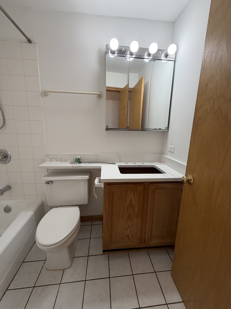 628 West Patterson Avenue, Unit 3E Chicago, IL 60613 - Photo 6 of 8