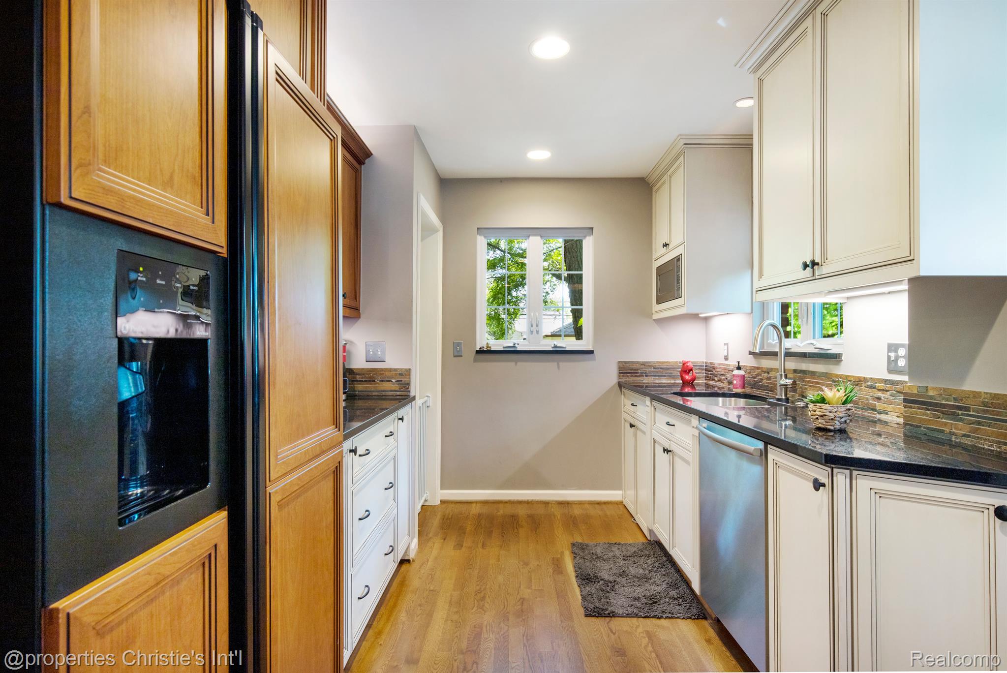 1047 Roslyn Road Grosse Pointe, MI 48236 - Photo 10 of 32 Gallery Image 10