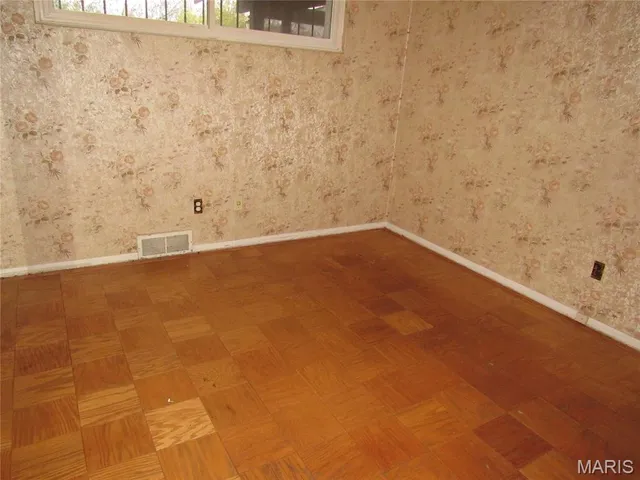 $166,500 | 42 Harneywold Drive, St. Louis, MO 63136