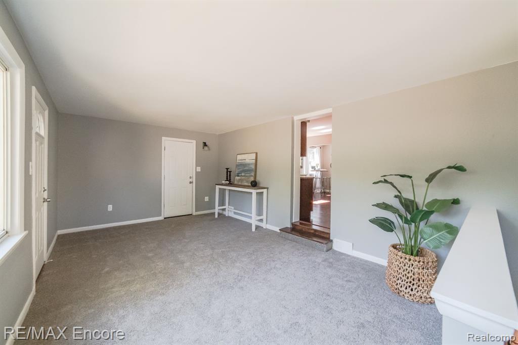 435 Rivard Boulevard Waterford, MI 48327 - Photo 25 of 37