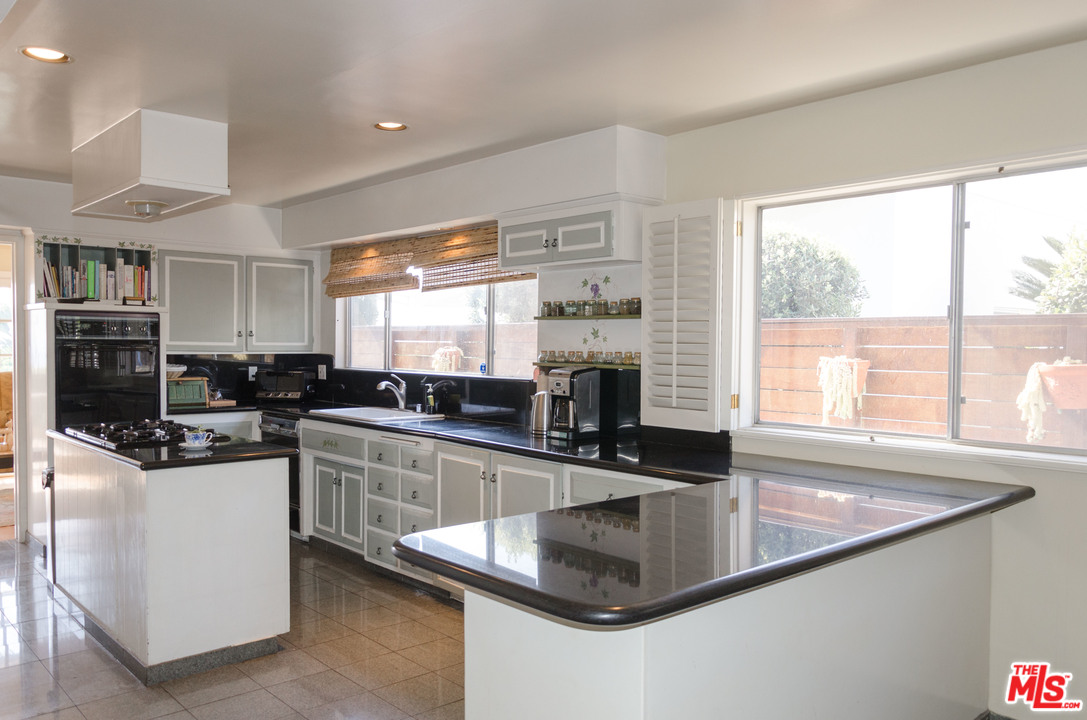 18420 Wakecrest Drive Malibu, CA 90265 - Photo 13 of 26