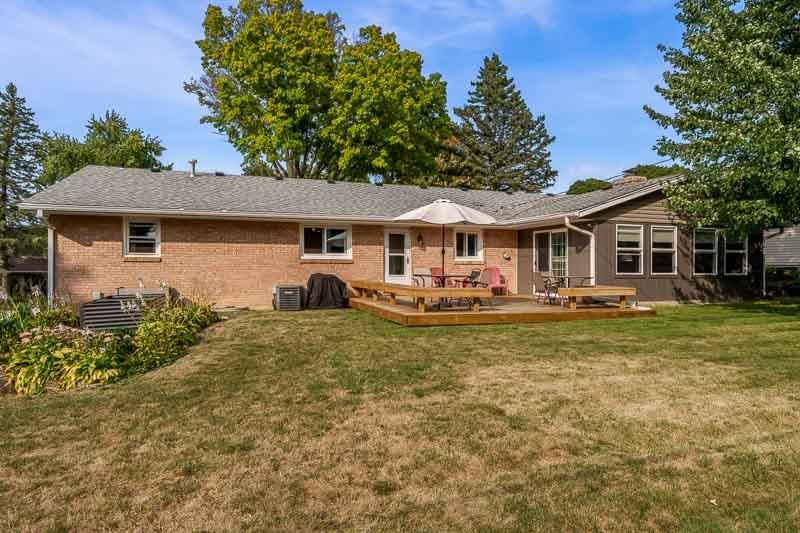 4853 Braewild Road Rockford, IL 61107 - Photo 43 of 46 a front view of a house with garden