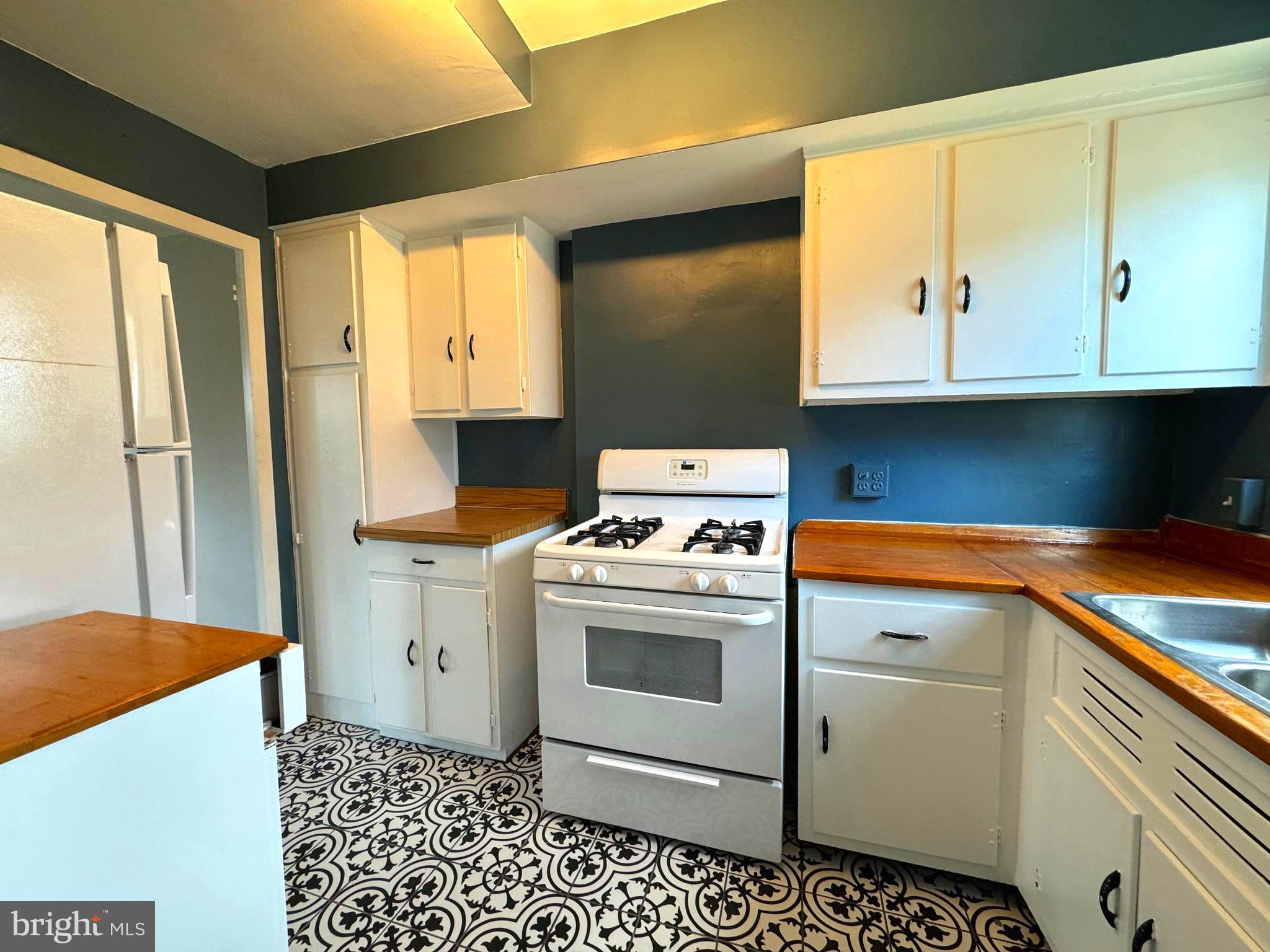 1726 Preston Road Alexandria, VA 22302 - Photo 6 of 16 a kitchen with a stove and a refrigerator
