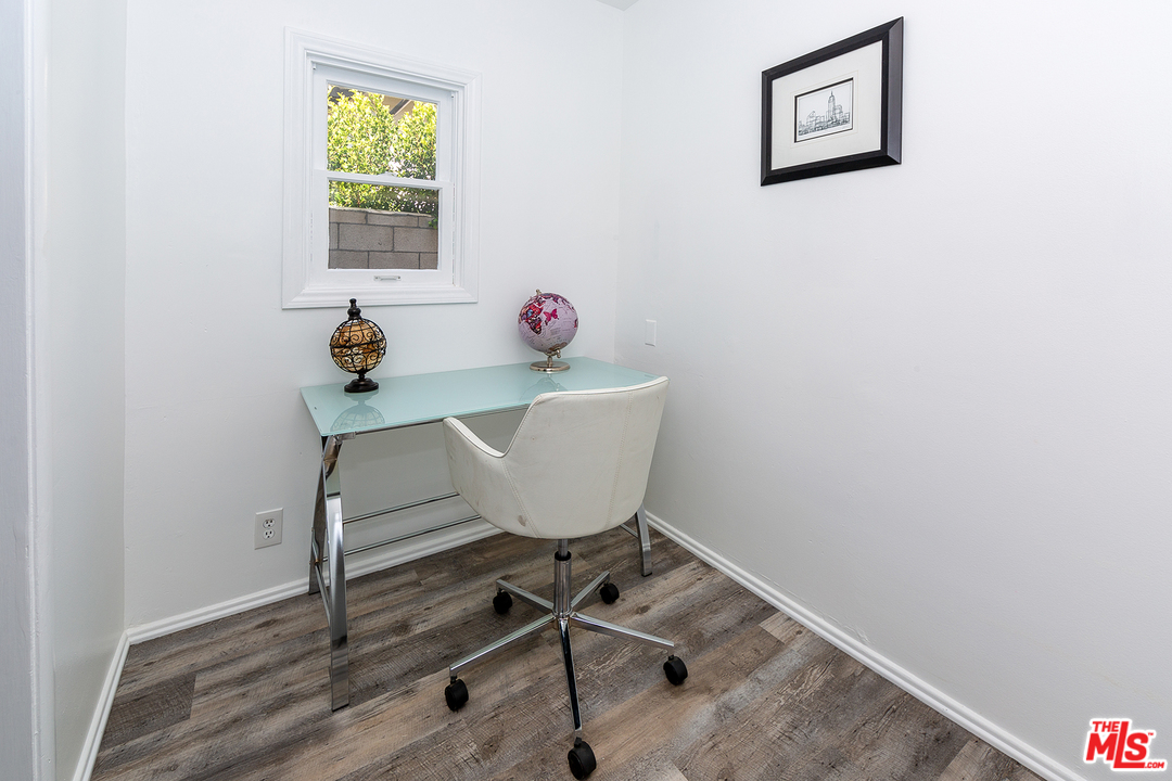9428 Duxbury Road Los Angeles, CA 90034 - Photo 13 of 17 a workspace with furniture and a window