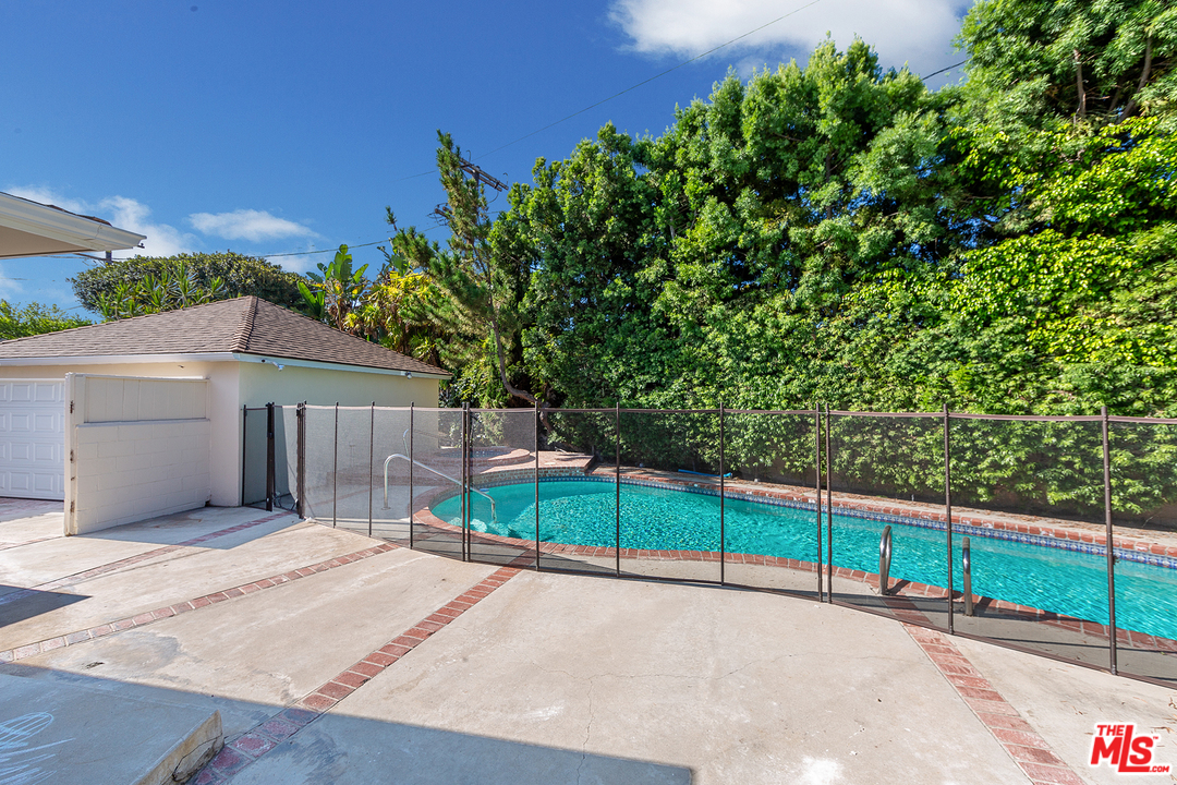 9428 Duxbury Road Los Angeles, CA 90034 - Photo 15 of 17 a view of a backyard and basketball court