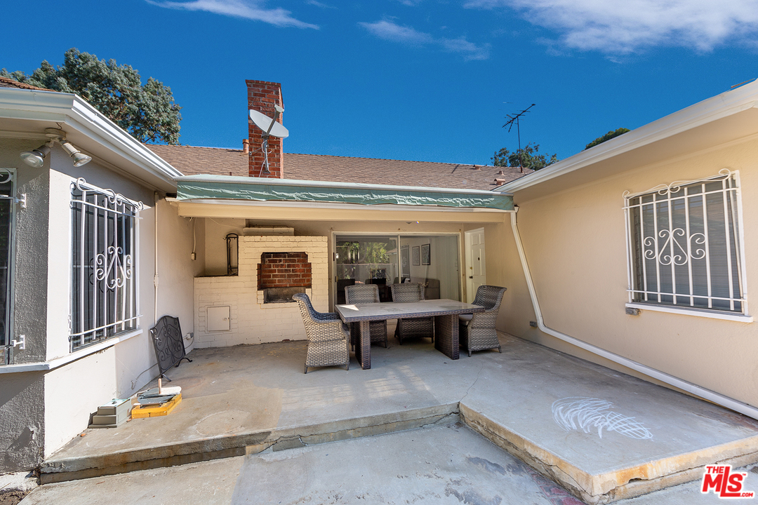 9428 Duxbury Road Los Angeles, CA 90034 - Photo 16 of 17 a living room with furniture