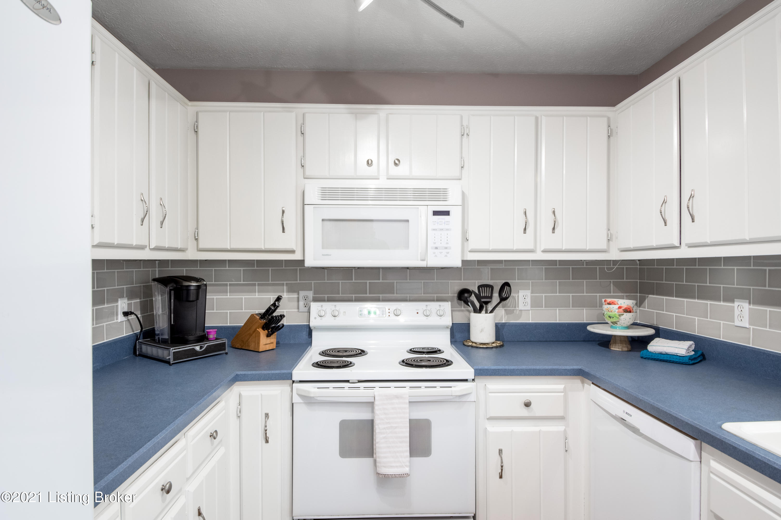 220 Rolling Ridge Way Simpsonville, KY 40067 - Photo 15 of 34 Gray Subway Tile Backsplash