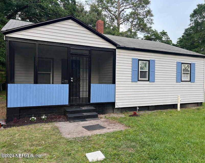 a view of a house with a yard