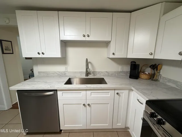 $1,800 | 436 State Street, Bay St. Louis, MS 39520