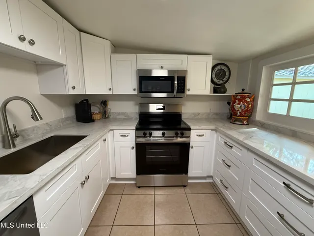 $1,800 | 436 State Street, Bay St. Louis, MS 39520