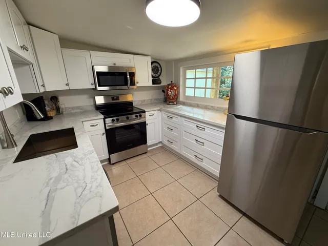 $1,800 | 436 State Street, Bay St. Louis, MS 39520