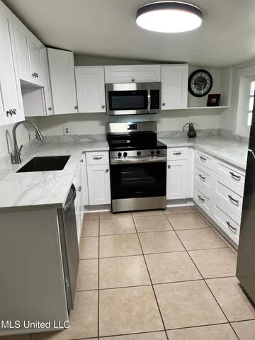 $1,800 | 436 State Street, Bay St. Louis, MS 39520