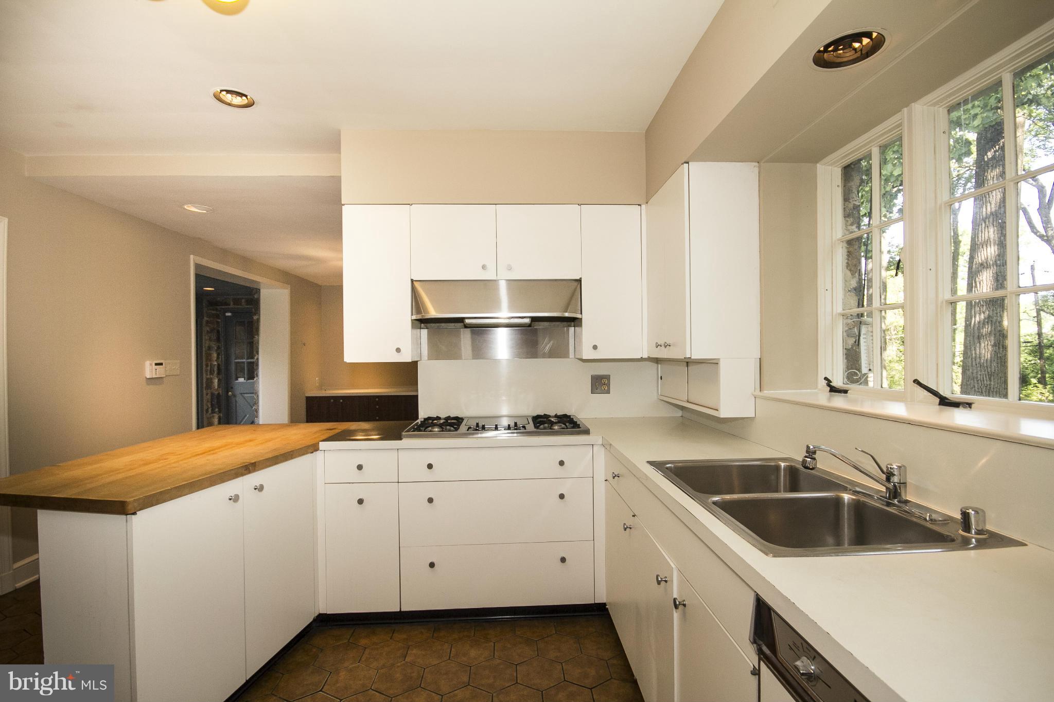 5504 Kemper Road Baltimore, MD 21210 - Photo 15 of 29 Kitchen with breakfast bar