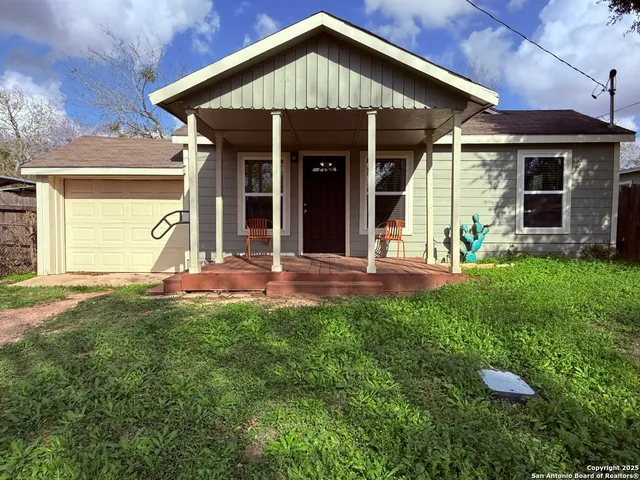 $1,560 | 1310 South 4th Street, Floresville, TX 78114