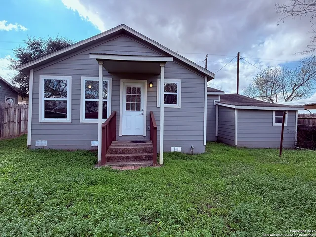 a view of a house with a yard