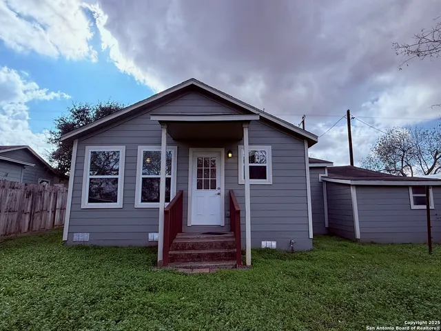 a view of a house with a yard