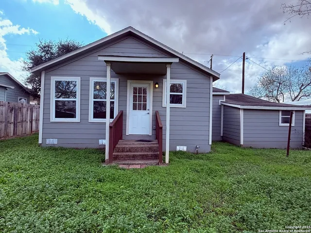 a view of a house with a yard