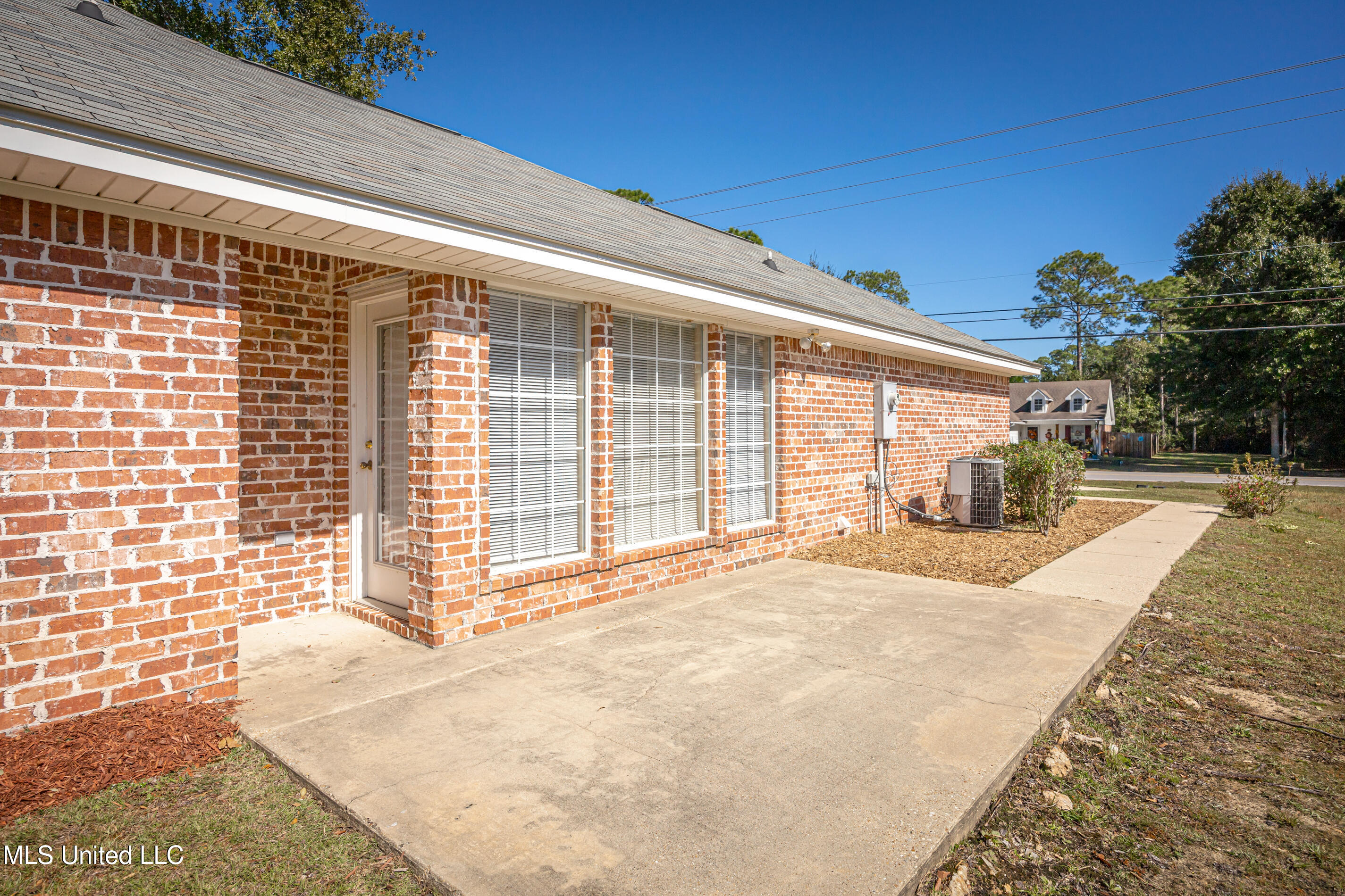 3101 Seahorse Road Gautier, MS 39553 - Photo 8 of 35 IMG_5155