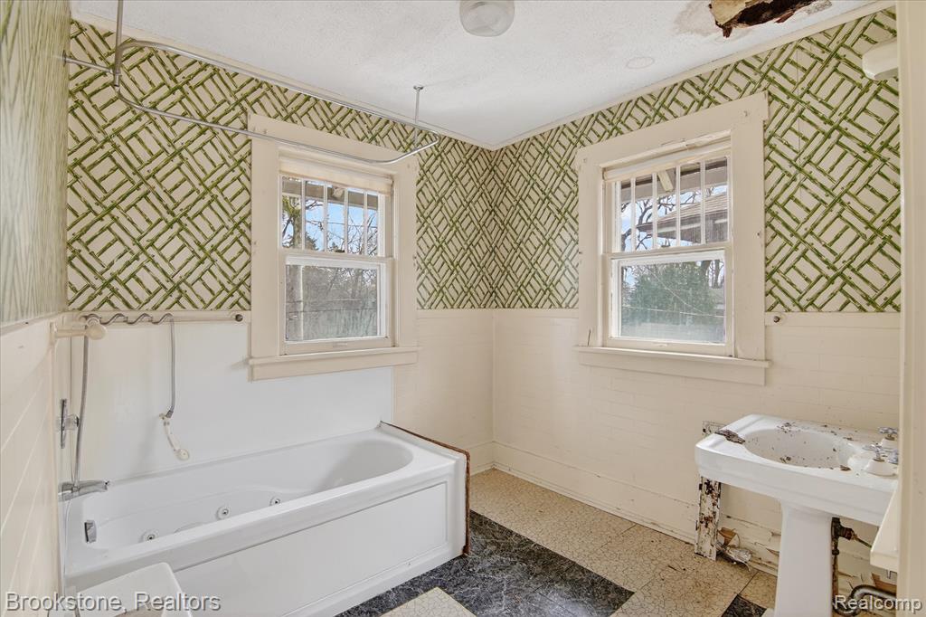 319 Homecrest Road Jackson, MI 49201 - Photo 14 of 24 Gallery Image 14