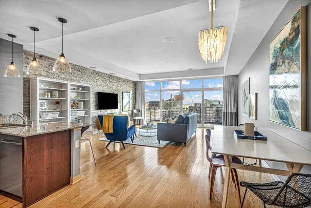 $2,450 | 106 West Seeboth Street, Unit 813, Milwaukee, WI 53204