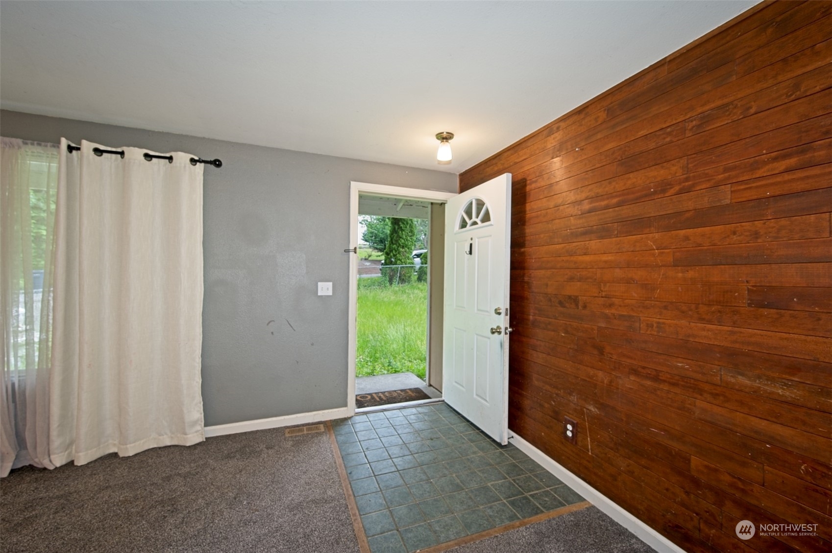 8121 Shoemaker Road Marysville, WA 98271 - Photo 6 of 20 a view of entryway with shower