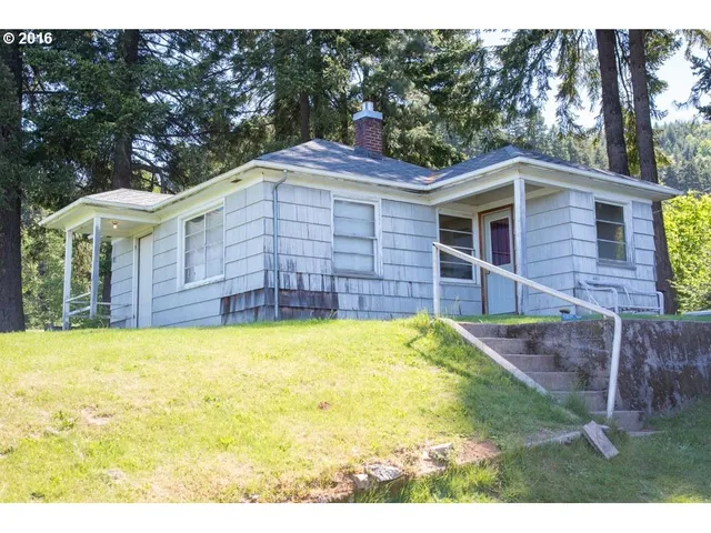 a view of a house with a backyard