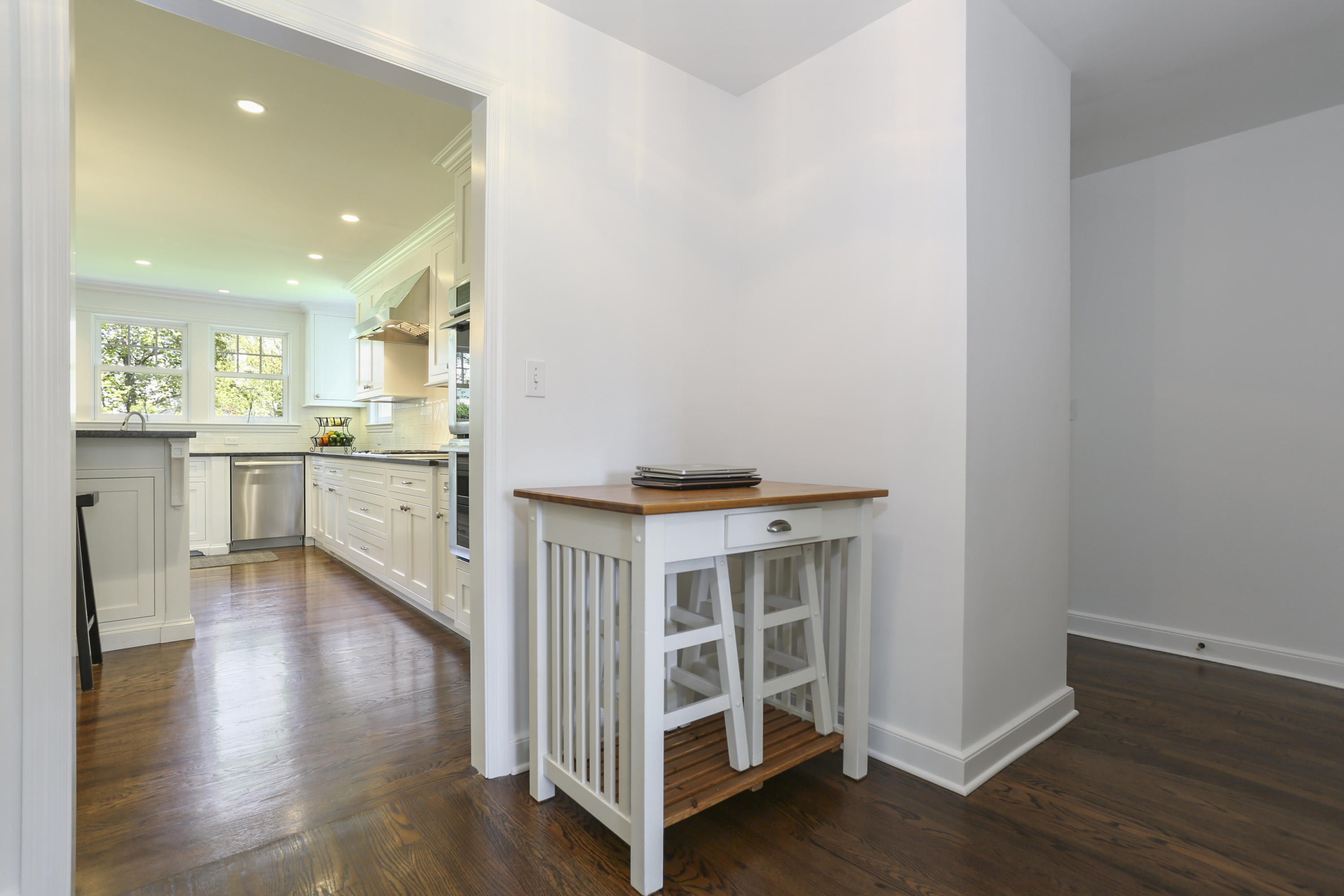 27 Brooks Road New Canaan, CT 06840 - Photo 14 of 40 013-photo-kitchen-8286136