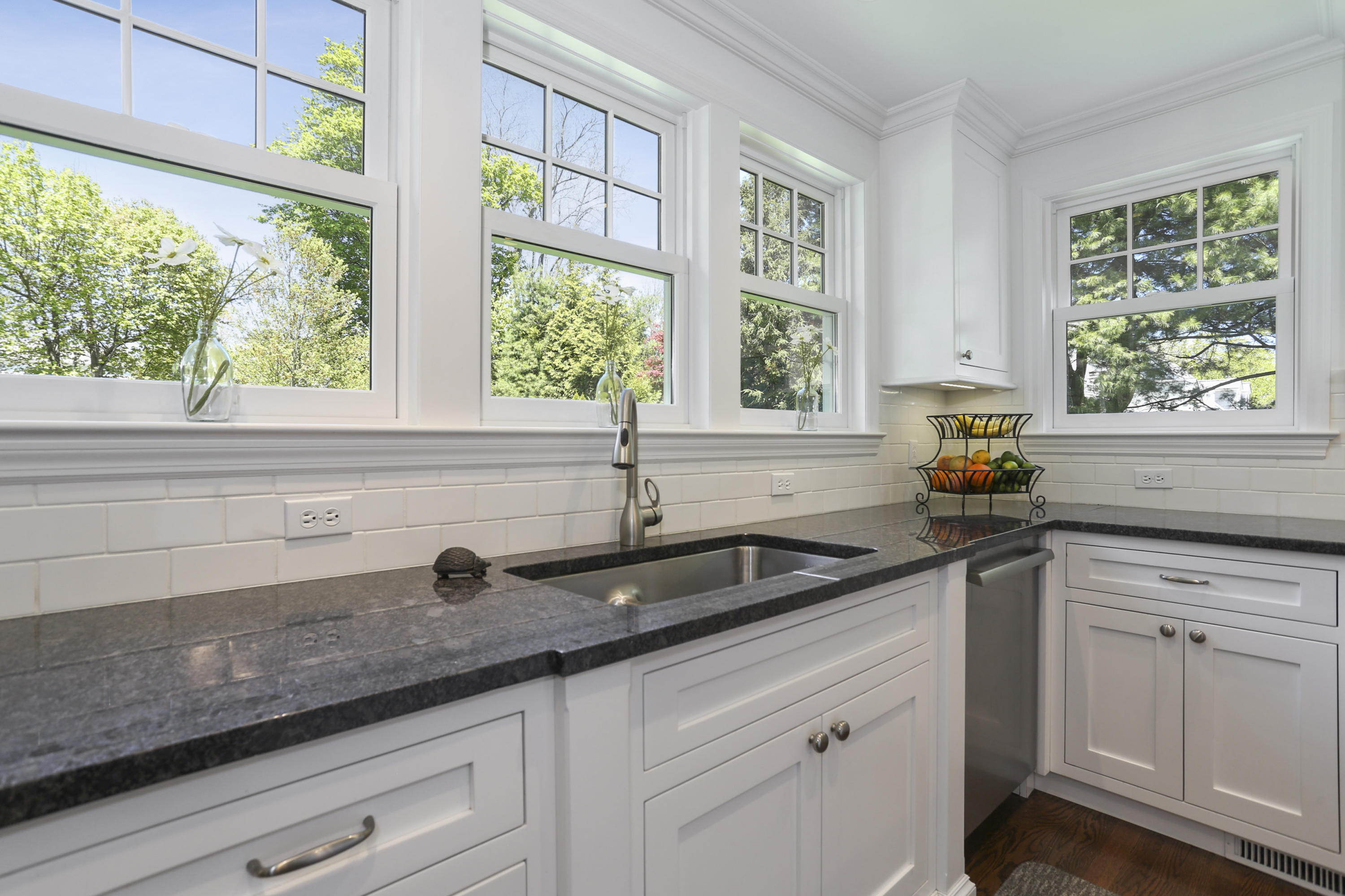 27 Brooks Road New Canaan, CT 06840 - Photo 18 of 40 017-photo-kitchen-8286146