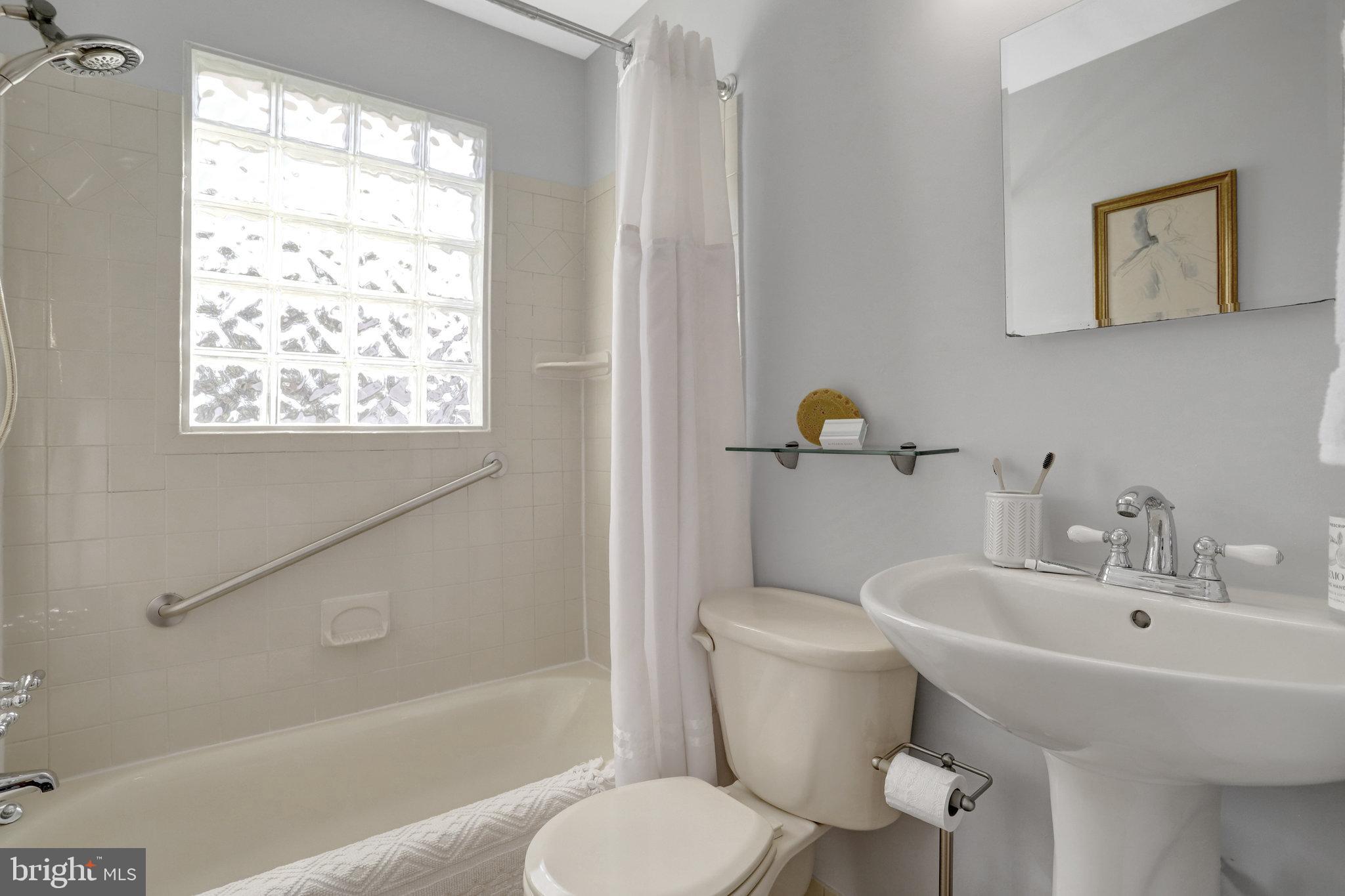 2911 Edgehill Drive Alexandria, VA 22302 - Photo 18 of 38 a bathroom with a sink toilet and shower