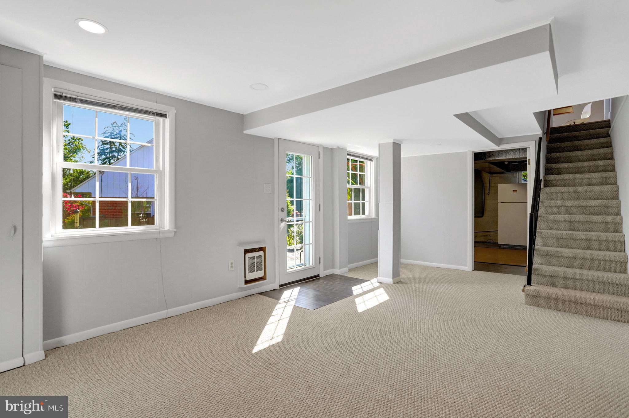 2911 Edgehill Drive Alexandria, VA 22302 - Photo 24 of 38 an empty room with windows