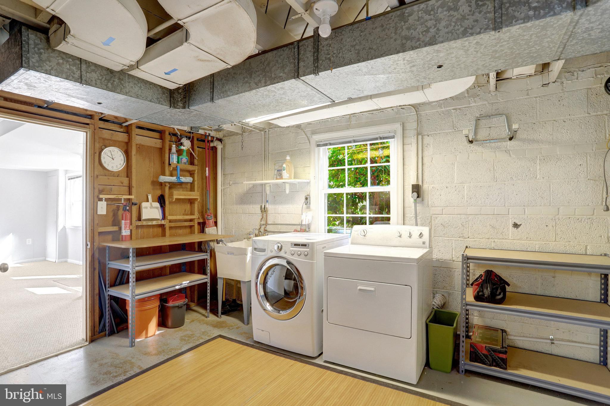 2911 Edgehill Drive Alexandria, VA 22302 - Photo 26 of 38 a utility room with dryer and washer